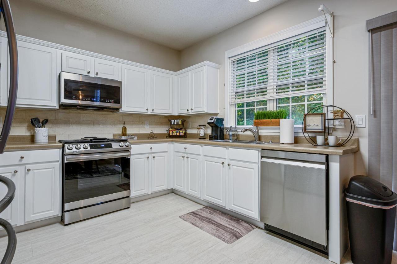 Enjoy This Amazing Home With Porch & Grill Near Dt Woodstock Exterior photo
