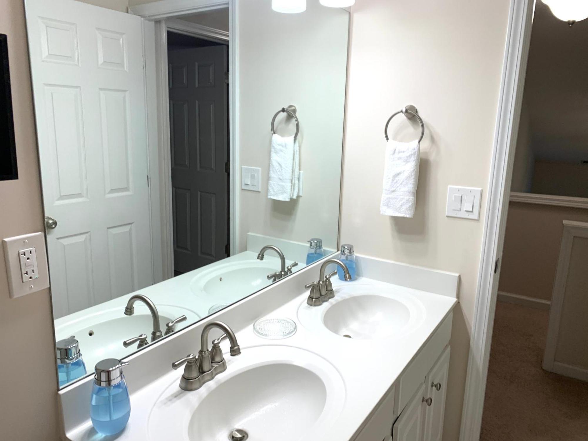 Enjoy This Amazing Home With Porch & Grill Near Dt Woodstock Room photo